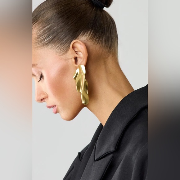 Elegant Sculpture Gold Statement Earrings - Picture 1 of 11